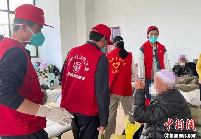 圖為得到妥善安置周到的服務，患者向志愿者豎起大拇指。　日喀則市委宣傳部供圖