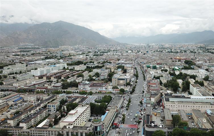 8??10日無人機(jī)拍攝的拉薩城市一景???新華社記??? 王益?? ??.jpg