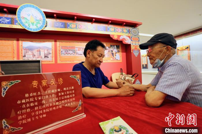 “藏韻瑰寶”藏醫(yī)四部醫(yī)典唐卡珍品展在天津美術館展出，展覽現場藏醫(yī)專家義診受歡迎。　劉俊蒼 攝