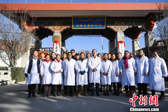 圖為該校師生在更名后的西藏藏醫(yī)藥大學(xué)校門前合影留念。　何蓬磊 攝