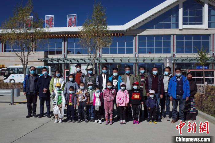 10位接受先心病治療的孩子及家長、工作人員等在日喀則和平機(jī)場(chǎng)合影?！〗w波 攝