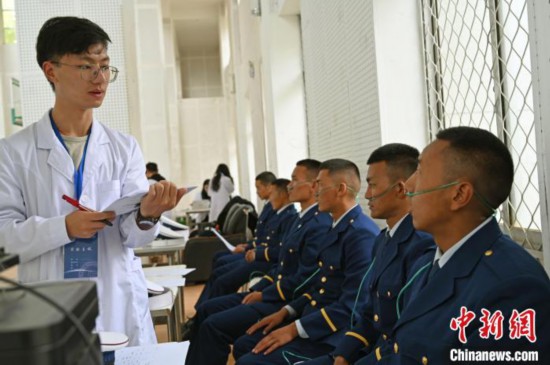 圖為研究團隊成員登記消防員信息。　趙朗 攝