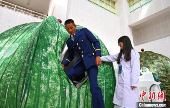 圖為參與完測試，消防員走出高壓氧倉?！≮w朗 攝