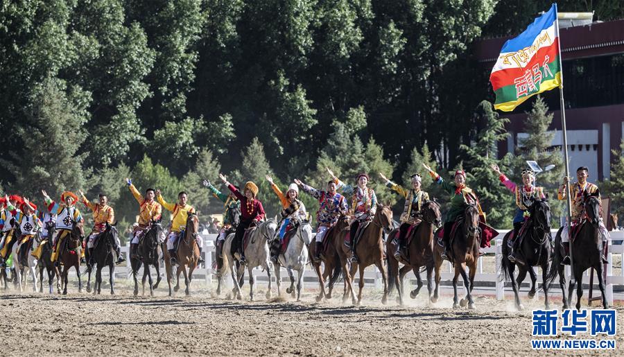 (體育)(1)民族體育——拉薩舉行民族傳統(tǒng)馬術(shù)表演