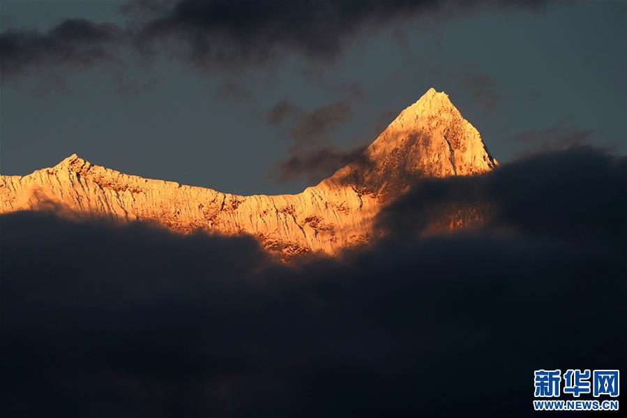 (新華視界)(4)秋日南迦巴瓦峰