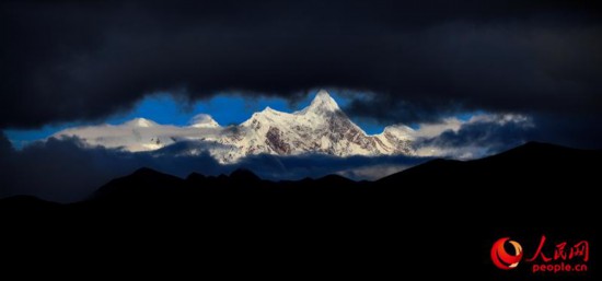 南迦巴瓦峰遠眺。次仁羅布 攝