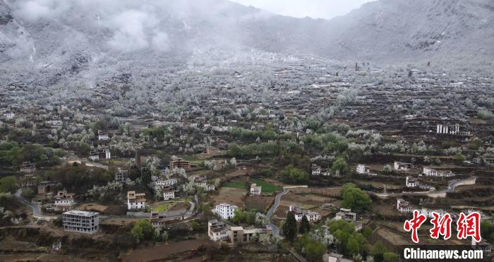 四川丹巴:雪后的古碉與藏寨美如畫