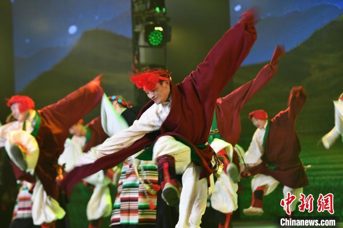 圖為演員在聯(lián)歡晚會上表演?！∝暩聛硭?攝