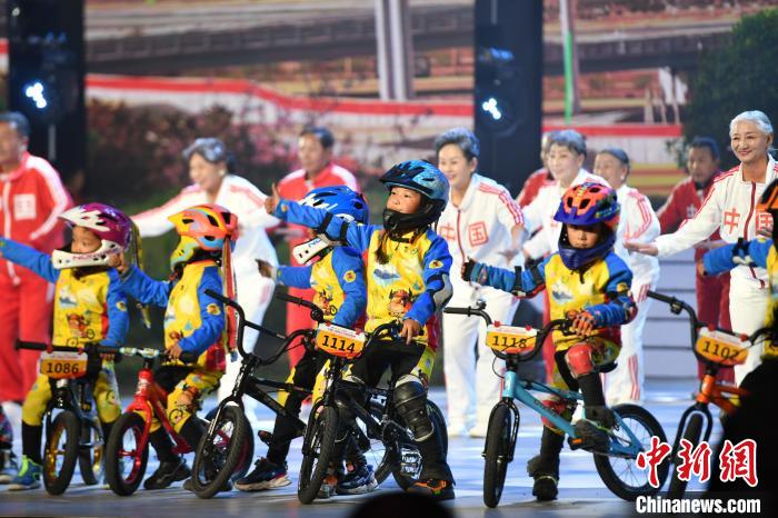 圖為拉薩市春節(jié)藏歷新年聯(lián)歡晚會錄制現(xiàn)場?！∝暩聛硭?攝