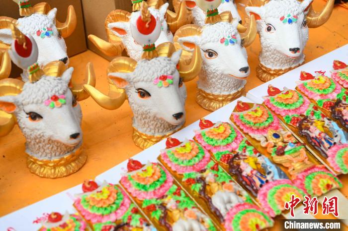 圖為拉薩市場上待售的吉祥羊頭。　貢嘎來松 攝