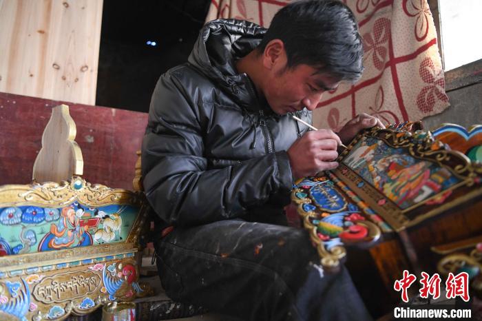 圖為拉薩手藝人制作年貨“切瑪盒”?！∝暩聛硭?攝