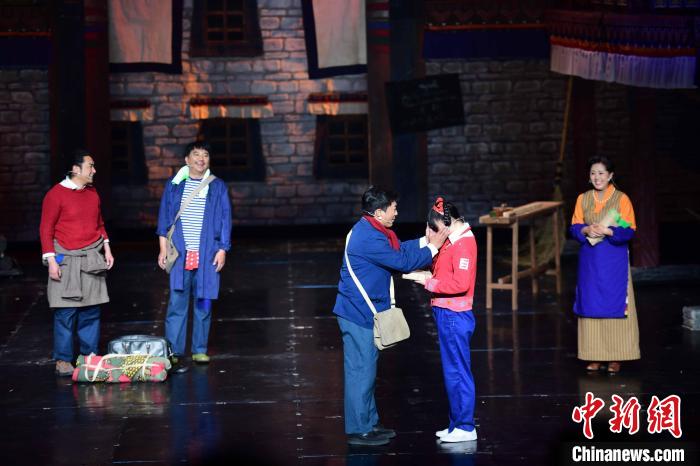 圖為西藏本土話劇《八廓街北院》演出現(xiàn)場?！∝暩聛硭?攝