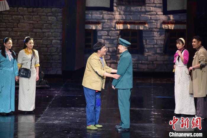 圖為西藏本土話劇《八廓街北院》演出現(xiàn)場。　劉瑤 攝