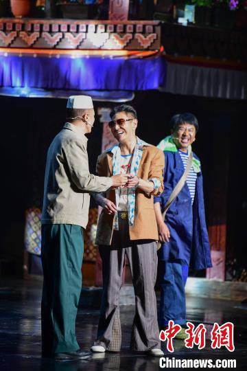 圖為西藏本土話劇《八廓街北院》演出現(xiàn)場?！∝暩聛硭?攝