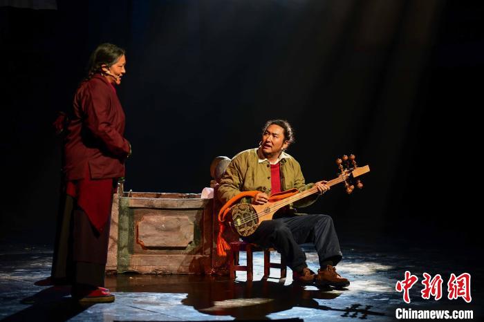 圖為西藏本土話劇《八廓街北院》演出現(xiàn)場?！∝暩聛硭?攝