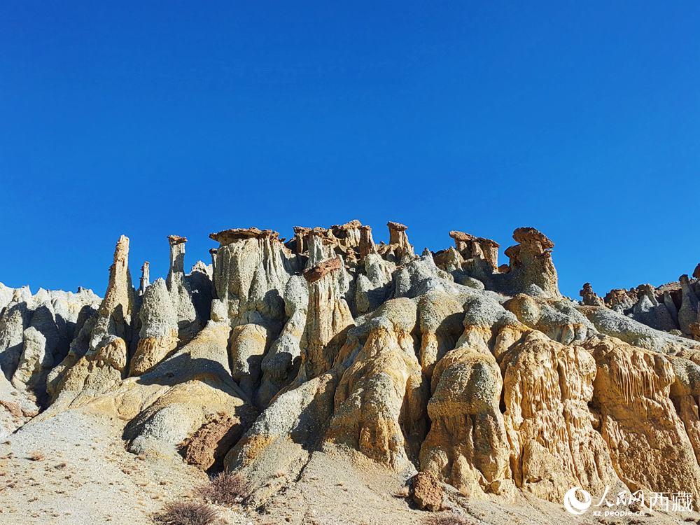 形態(tài)各異的土林。人民網(wǎng) 李海霞攝