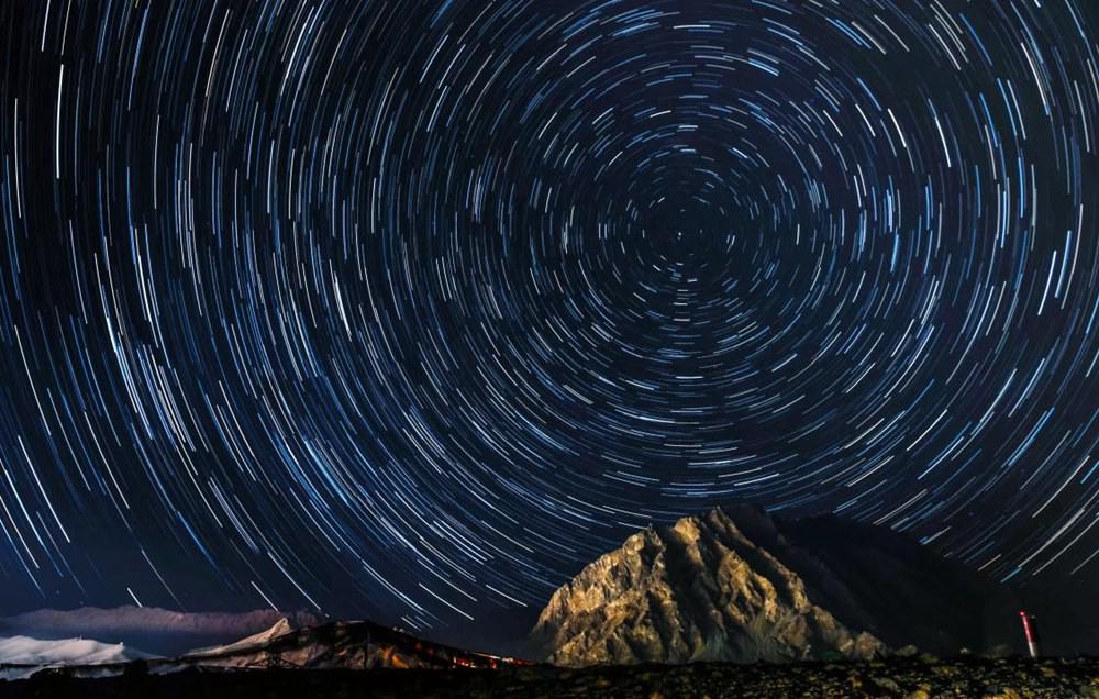 微微風簇浪，散作滿河星。貢覺群培攝