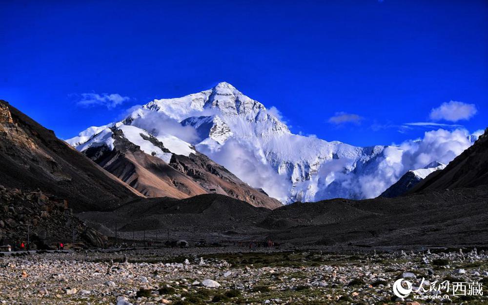 遠(yuǎn)眺珠穆朗瑪峰。