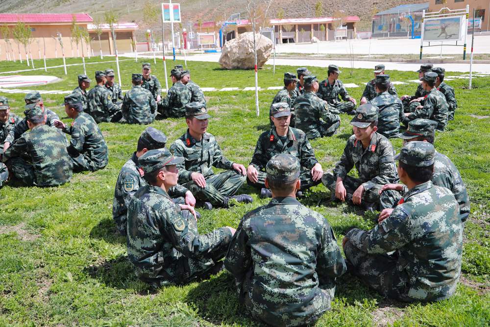 官兵正在開展“讀書分享”交流活動(dòng)。