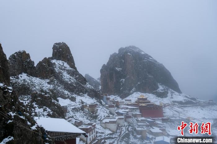 雍仲苯教孜珠寺風(fēng)光?！〗w波 攝