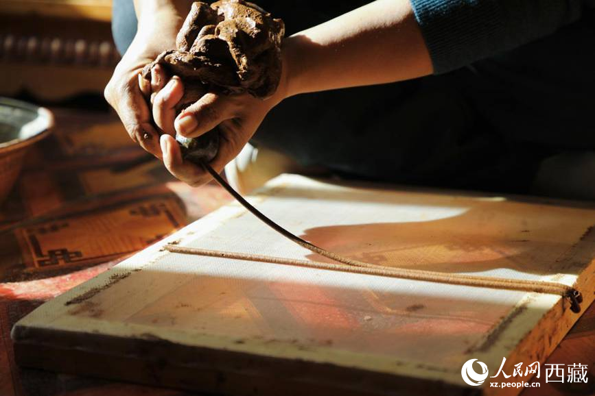 制作藏香過(guò)程。人民網(wǎng)記者 次仁羅布攝