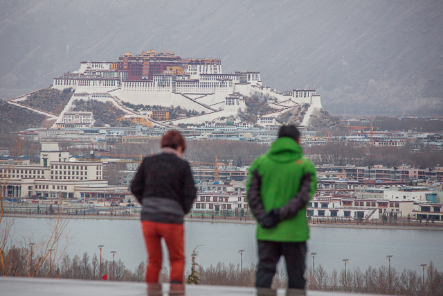 游客遠(yuǎn)眺布達(dá)拉宮 攝影:趙耀.jpg