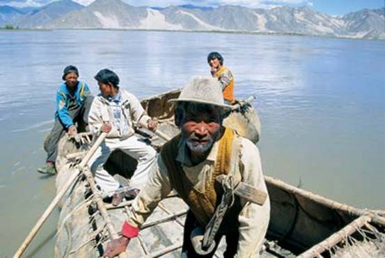 1圖 拉薩渡口的牛皮船。圖片來源《中國西藏》雜志.jpg