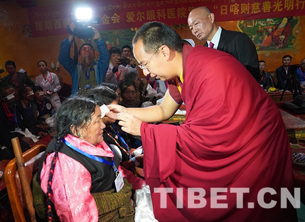 3圖 十一世班禪為益西拉姆（左一）揭紗。攝影：王淑.JPG