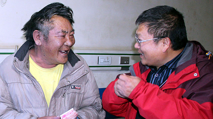 6、這是中國石化援藏干部王鵬雁（右）來到???結(jié)對子”幫扶對象的扎扎（左）家中，為他妻子英秋治病送去自掏腰包的??????需的治療費（扎??2014??7??9日攝）_副本.jpg