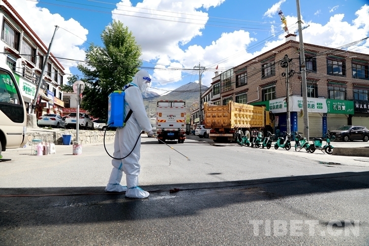 圖為梁耀輝對隔離繩進(jìn)行消毒 鄭宏強(qiáng)攝.jpg 圖為梁耀輝對隔離繩進(jìn)行消毒 鄭宏強(qiáng)攝.jpg