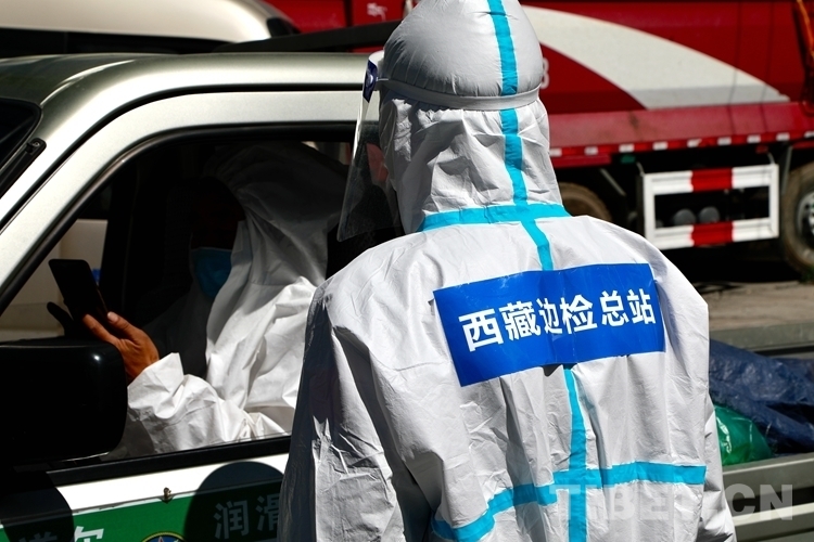 圖為梁耀輝檢查過往人員核酸報告 鄭宏強(qiáng)攝.jpg 圖為梁耀輝檢查過往人員核酸報告 鄭宏強(qiáng)攝.jpg