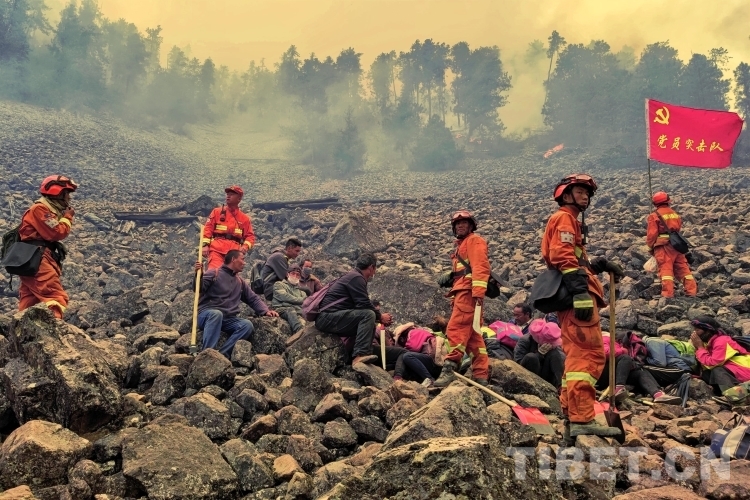 4 鄧珠平措攝 如美鎮(zhèn)“4.24”任務中成功帶領群眾避險.jpg 4 鄧珠平措攝 如美鎮(zhèn)“4.24”任務中成功帶領群眾避險.jpg