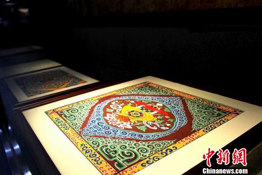 圖為藏式建筑傳統(tǒng)圖案?！?zhí)砀?攝