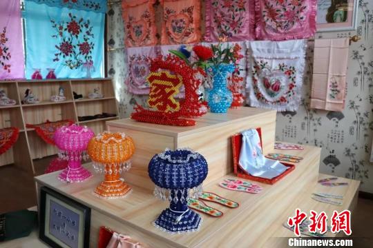 甘肅甘南創(chuàng)“炕頭產業(yè)”:婦女一針一線繡出幸福路