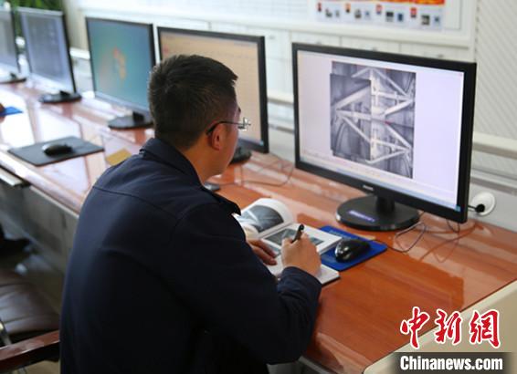 青藏鐵路上的“放射科醫(yī)生”:絕不放過一處疑點