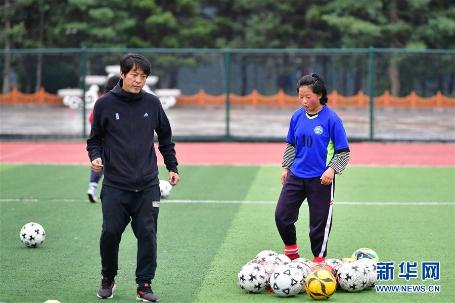 （體育·專題）（17）足球——踢球吧！草原女孩