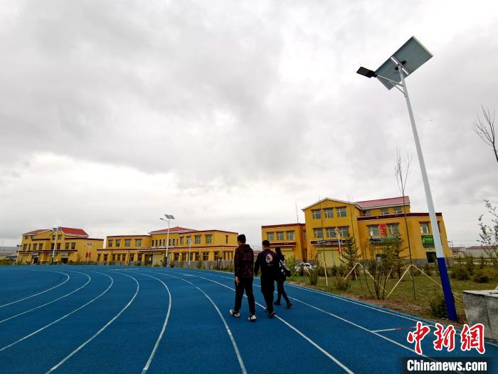 青海草原上的新村落：扶貧政策“照”在我的家，“暖”著我的心