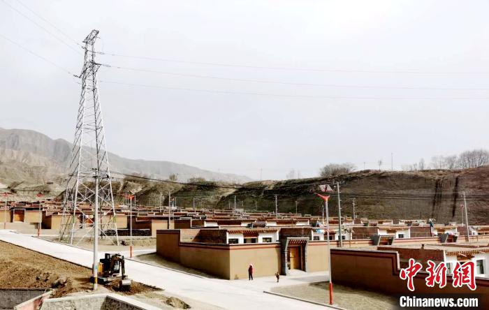 圖為來玉村易地扶貧搬遷后的新家園。尖宣 供圖