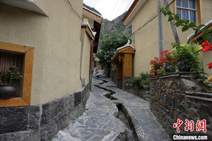 沿溪流分布的若吉村民宿?！∽g 攝