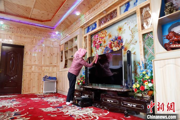 圖為做家務(wù)的項(xiàng)青達(dá)杰妻子?！●R銘言 攝