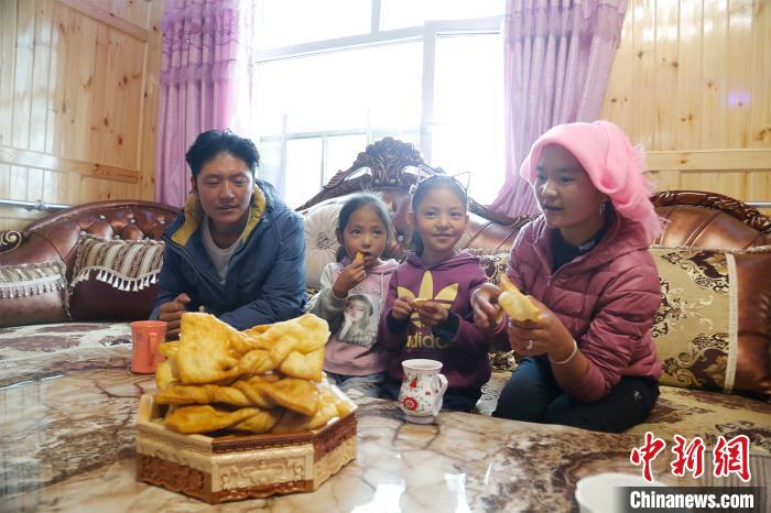 圖為項(xiàng)青達(dá)杰一家人合影?！●R銘言 攝