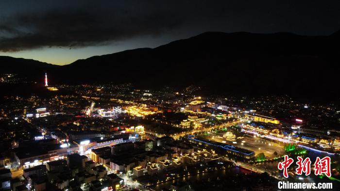 圖為玉樹市城市建設(shè)?！√K丹 攝