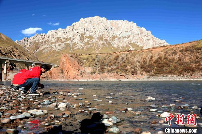 圖為中外記者在雜多縣境內(nèi)的瀾滄江干流采訪當(dāng)?shù)厣鷳B(tài)保護(hù)情況。　張?zhí)砀?攝