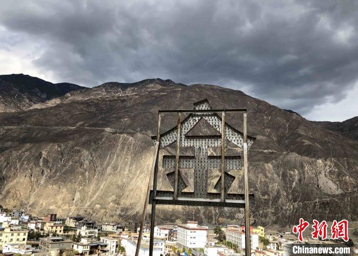 圖為處在山巒腳下的奔子欄?！】姵?攝