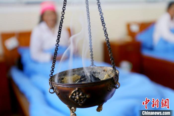 圖為藏醫(yī)熏藥療法?！「哒?攝