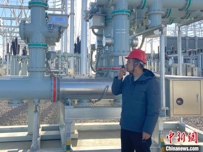 圖為國網(wǎng)青海檢修公司專業(yè)人員在沙柳變電站驗收設(shè)備。　唐胥 攝