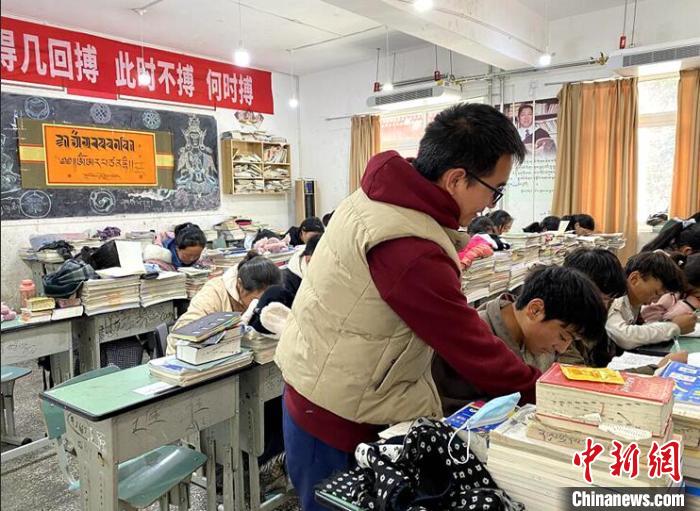 學(xué)生在免費(fèi)輔導(dǎo)班上課?！∧岈敵?攝