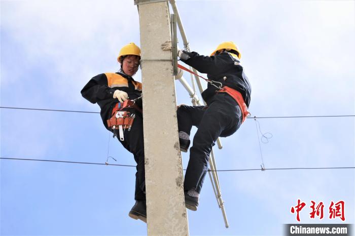 青藏鐵路線上的“95后”女“蜘蛛俠”:“掛”在支柱上數(shù)火車