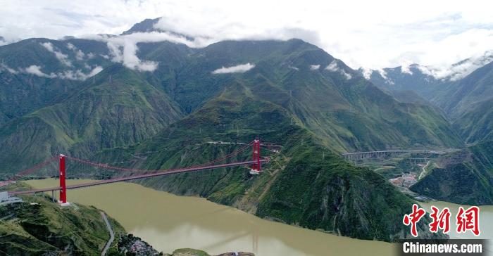 圖為雅康高速瀘定大渡河大橋。　劉忠俊 攝