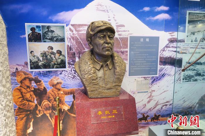 圖為南疆軍區(qū)某合成團(tuán)1連榮譽(yù)室，雕像是進(jìn)藏先遣英雄連總指揮李狄三。　楊程晨 攝